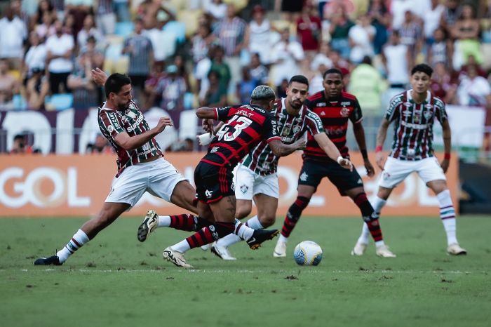 Jogadores de Fluminense e Flamengo em disputa no Maracanã