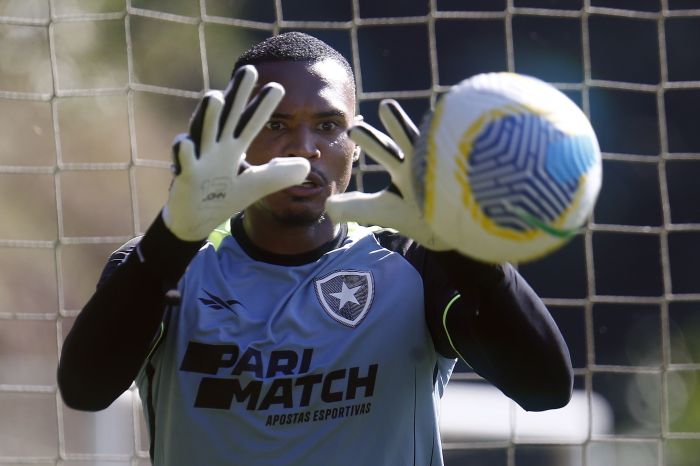 John é o novo titular do gol do Botafogo com Artur Jorge