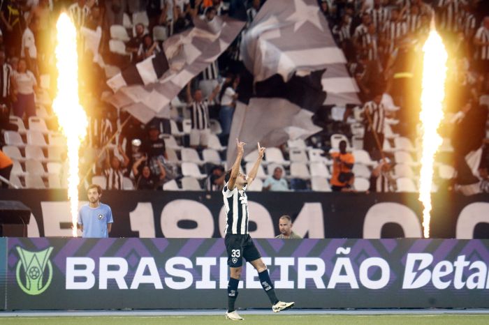 Eduardo comemora no Nilton Santos