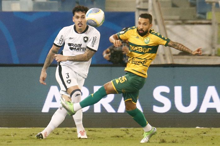 Halter, zagueiro do Botafogo, teve muitas dificuldades diante do Cuiabá