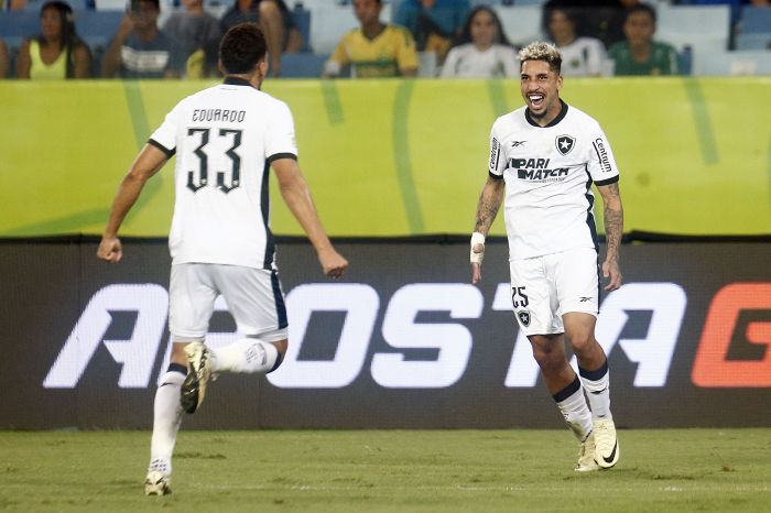Kauê, de frente, comemora o gol do Botafogo com Eduardo