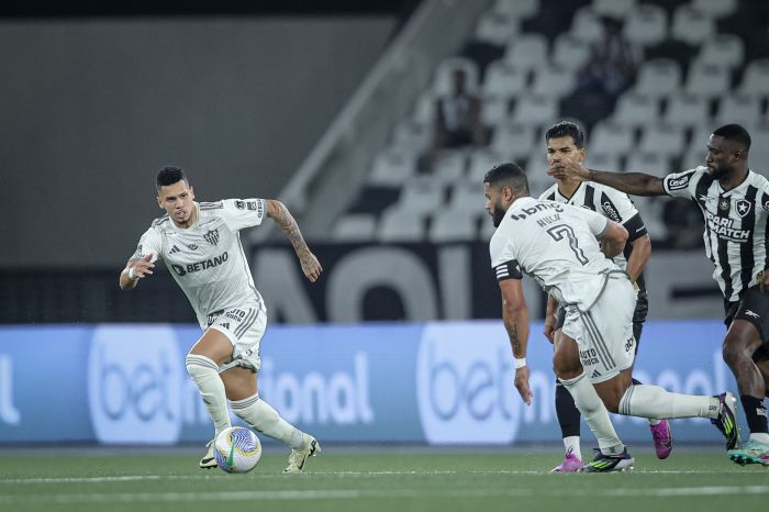 Paulinho e Hulk durante a partida entre Botafogo e Atlético, no Nilton Santos