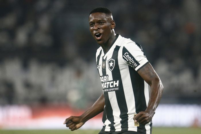 Luiz Henrique vibra com o golaço marcado no Nilton Santos, na partida entre Botafogo e Atlético