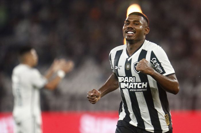 Cuiabano comemora o gol que garantiu a vitória do Botafogo sobre o Atlético