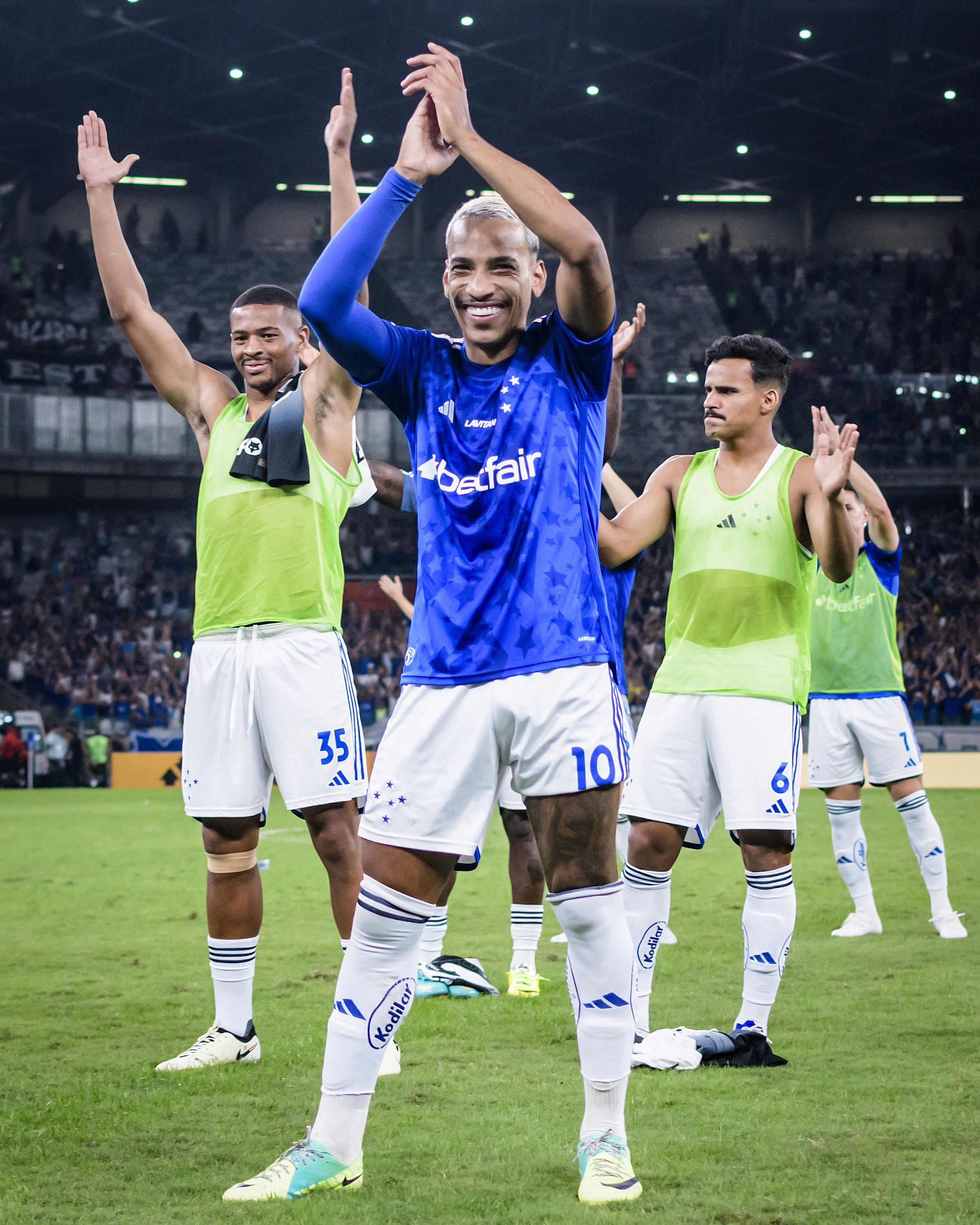 Dupla sertaneja faz paródia de Galopeira para Matheus Pereira, do Cruzeiro; veja