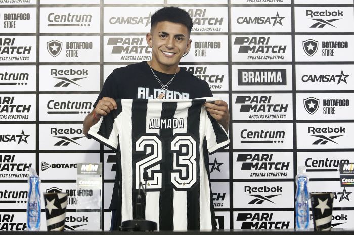 Almada com a camisa 23 do Botafogo