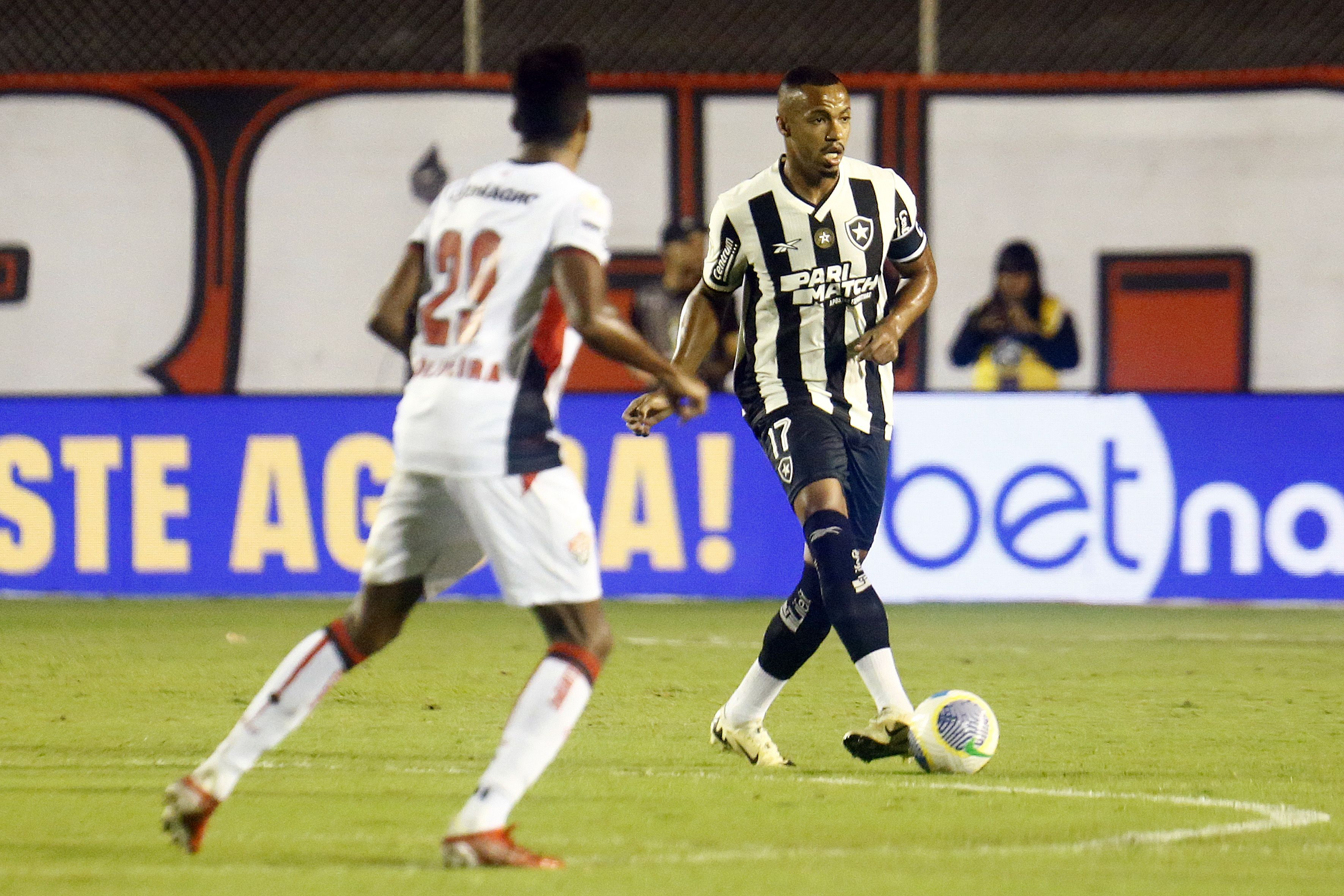 Botafogo recebe o Vitória para defender liderança do Brasileirão