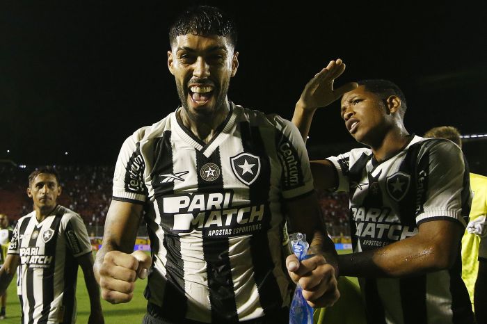 Alexander Barboza comemorando a classificação do Botafogo diante do Vitória, na terceira fase da Copa do Brasil