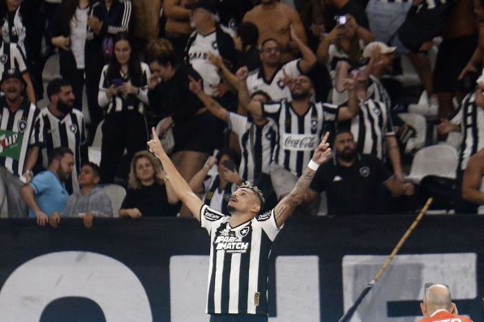 Tiquinho Soares celebra o gol marcado contra o Palmeiras
