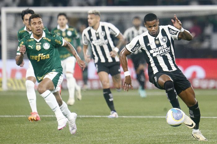 Júnior Santos e Marcos Rocha durante a partida no Nilton Santos