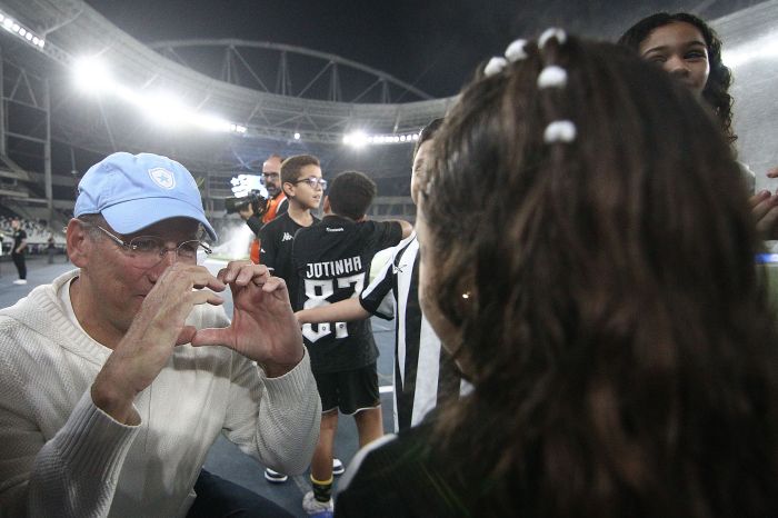 John Textor com torcedores mirins do Botafogo no Estádio Nilton Santos
