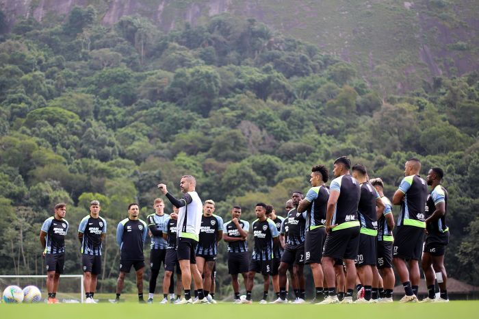 Artur Jorge e elenco do Botafogo em atividade no CT Lonier Artur Jorge e elenco do Botafogo em atividade no CT Lonier