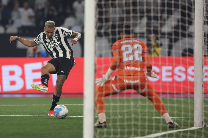 Botafogo x Bahia: Carlos Alberto finaliza na saída de Marcos Felipe para abrir o placar