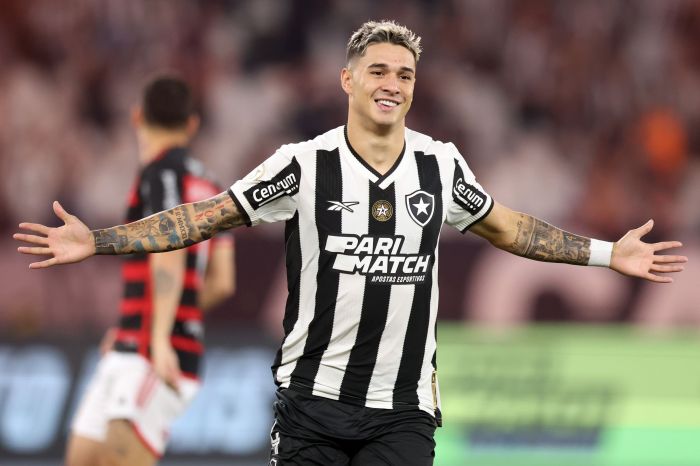 Mateo Ponte, de cabeça, botou o Botafogo em vantagem logo no início do clássico com o Flamengo