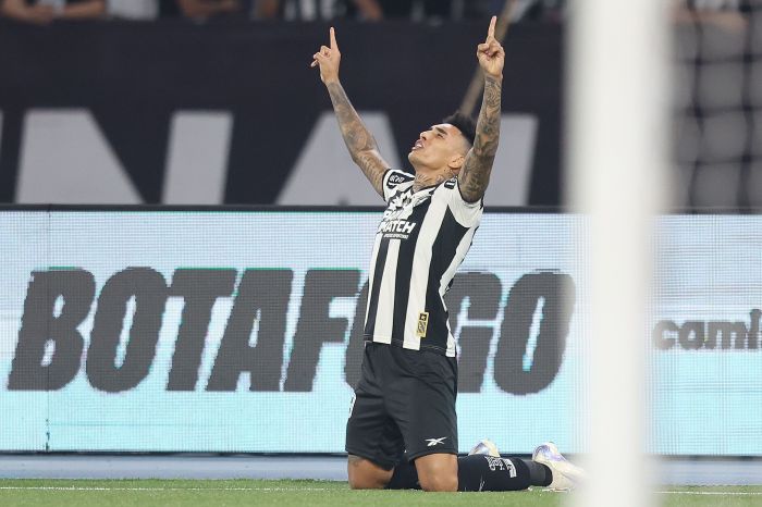 Igor Jesus marca seu primeiro gol em clássico pelo Botafogo