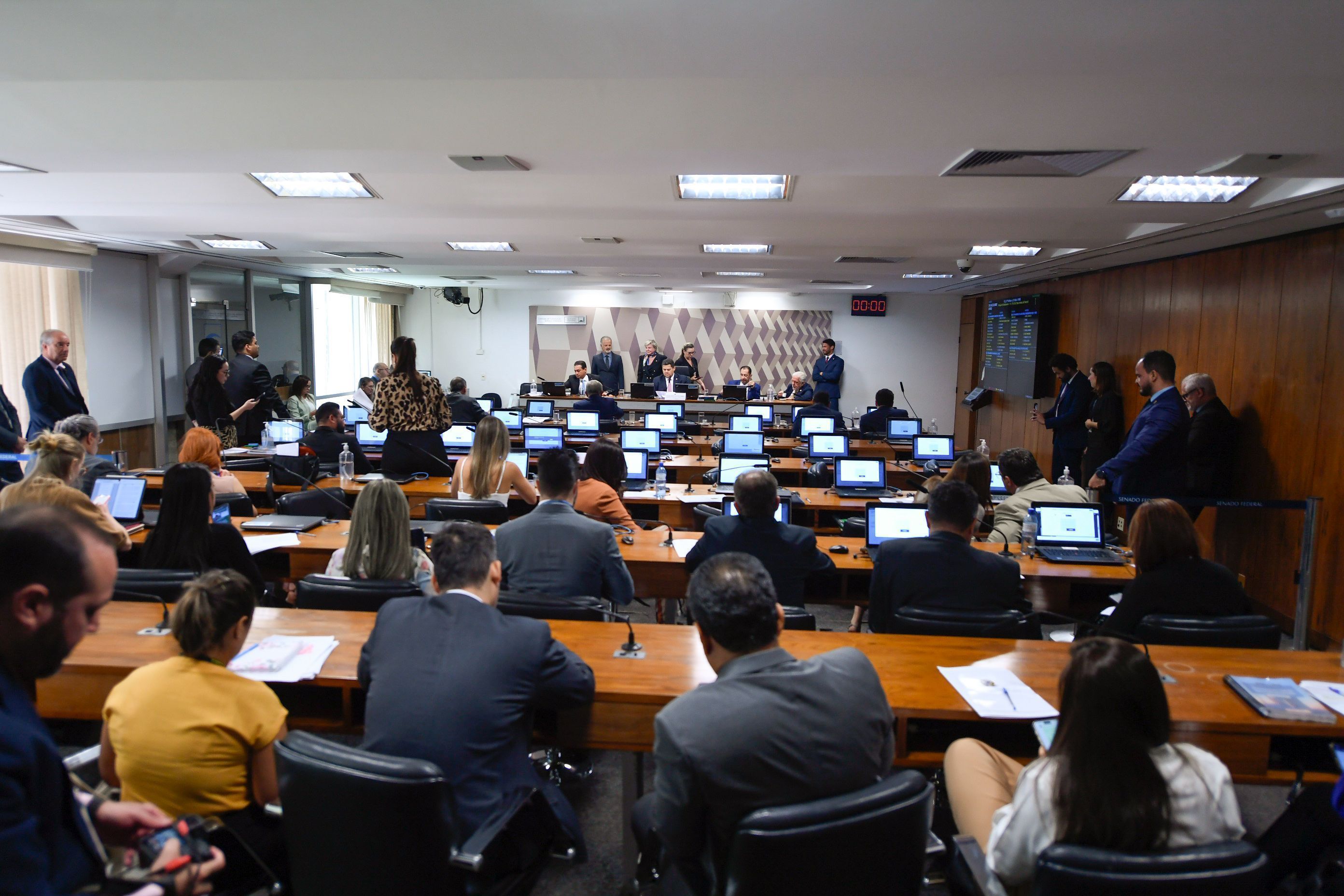 Comissão do Senado adia votação da PEC das Praias após pedido de governistas