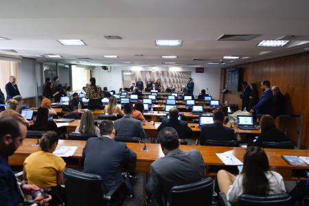 CCJ do Senado aprova porte de arma para policiais legislativos nos estados e Distrito Federal | CNN Brasil