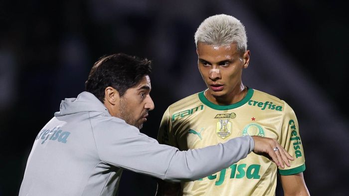 Richard Ríos recebe instruções de Abel Ferreira em jogo do Palmeiras Richard Ríos recebe instruções de Abel Ferreira em jogo do Palmeiras