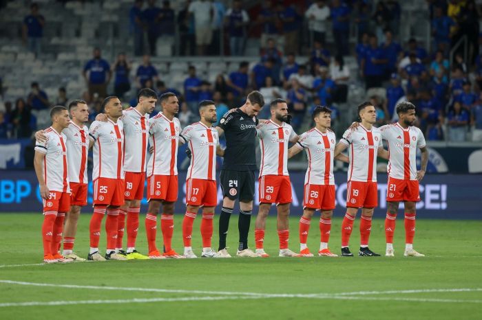 Time do Internacional em sinal de respeito pela morte de Izquierdo
