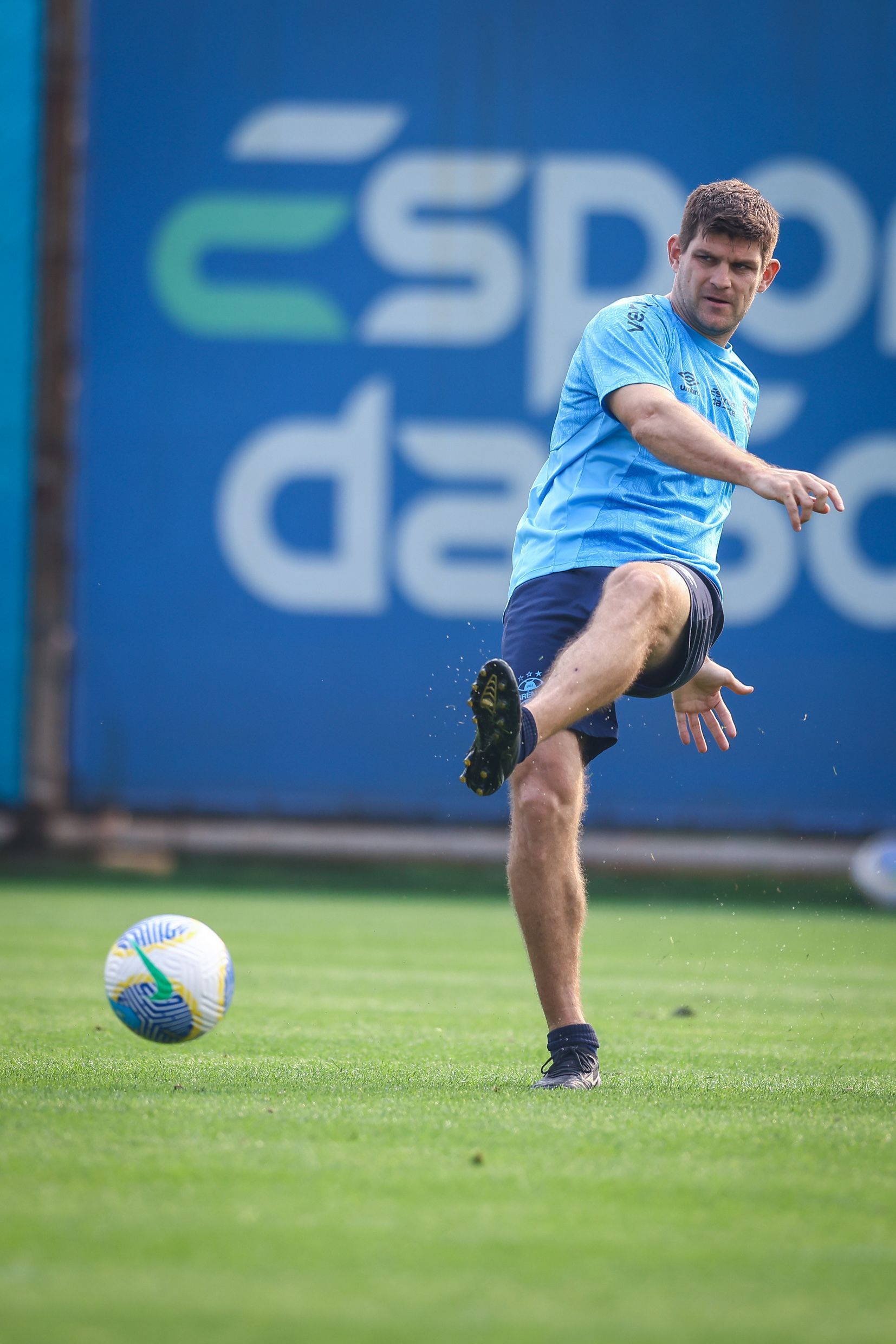 Há um mês fora, Kannemann volta a treinar no Grêmio; veja previsão de retorno