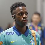 Vini Jr. sofre lesão na cervical, é cortado da Seleção, e Dorival convoca substituto