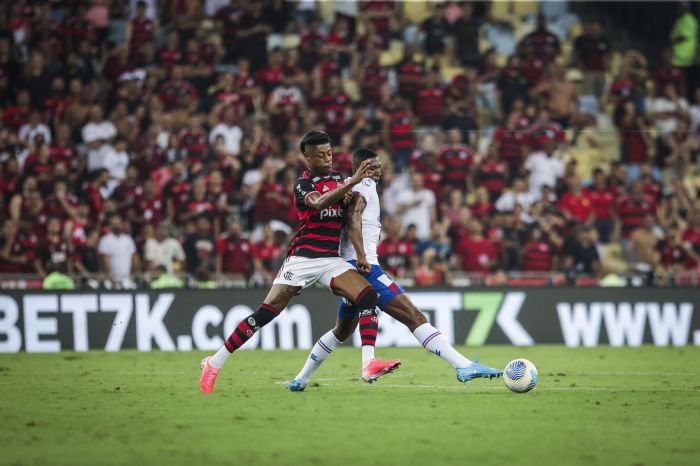 Bruno Henrique, do Flamengo, e Kanu, do Bahia, em disputa no Maracanã