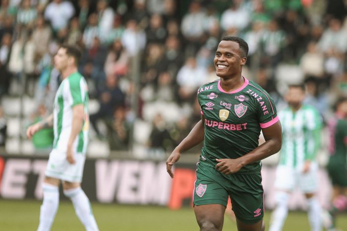 Jhon Arias celebra gol pelo Fluminense contra o Juventude, neste domingo (15), pelo Brasileiro
