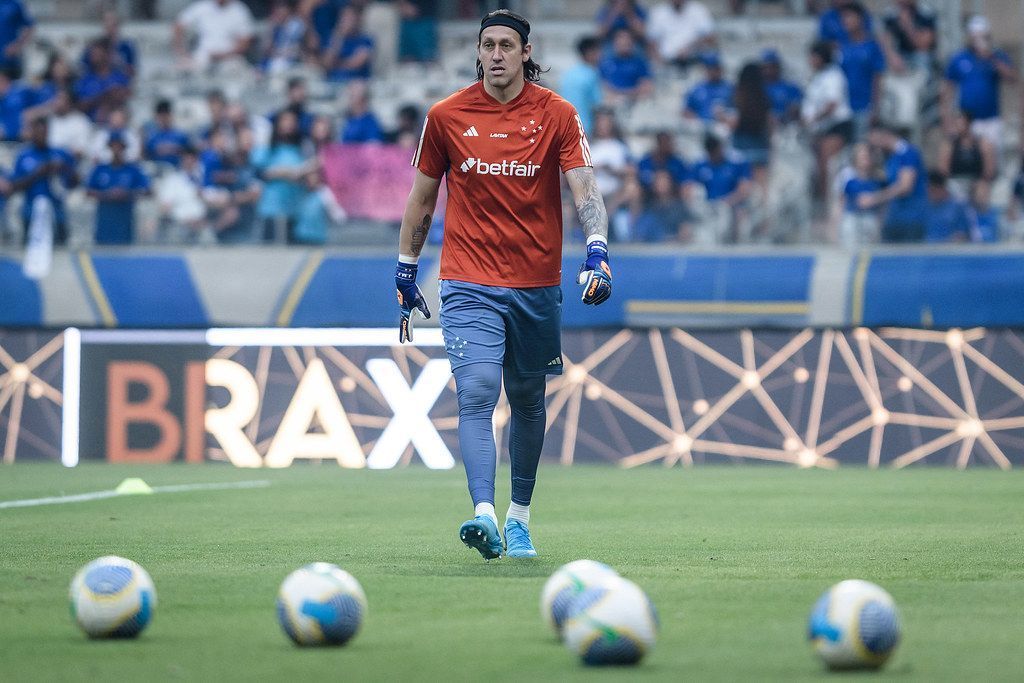 Vai jogar com os pés? Analista opina sobre Cássio com Diniz no Cruzeiro