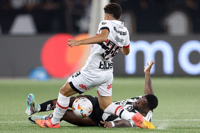 Botafogo x São Paulo: disputa entre Bastos e William no Estádio Nilton Santos