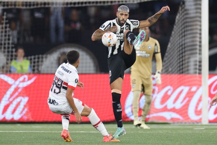 Alexander Barboza é pressionado por William durante a partida entre Botafogo e São Paulo