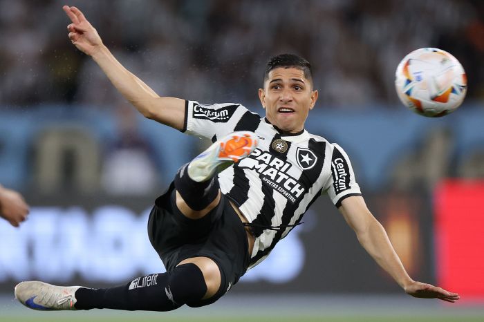 Botafogo x São Paulo: Savarino finaliza de voleio e leva perigo ao gol de Rafael