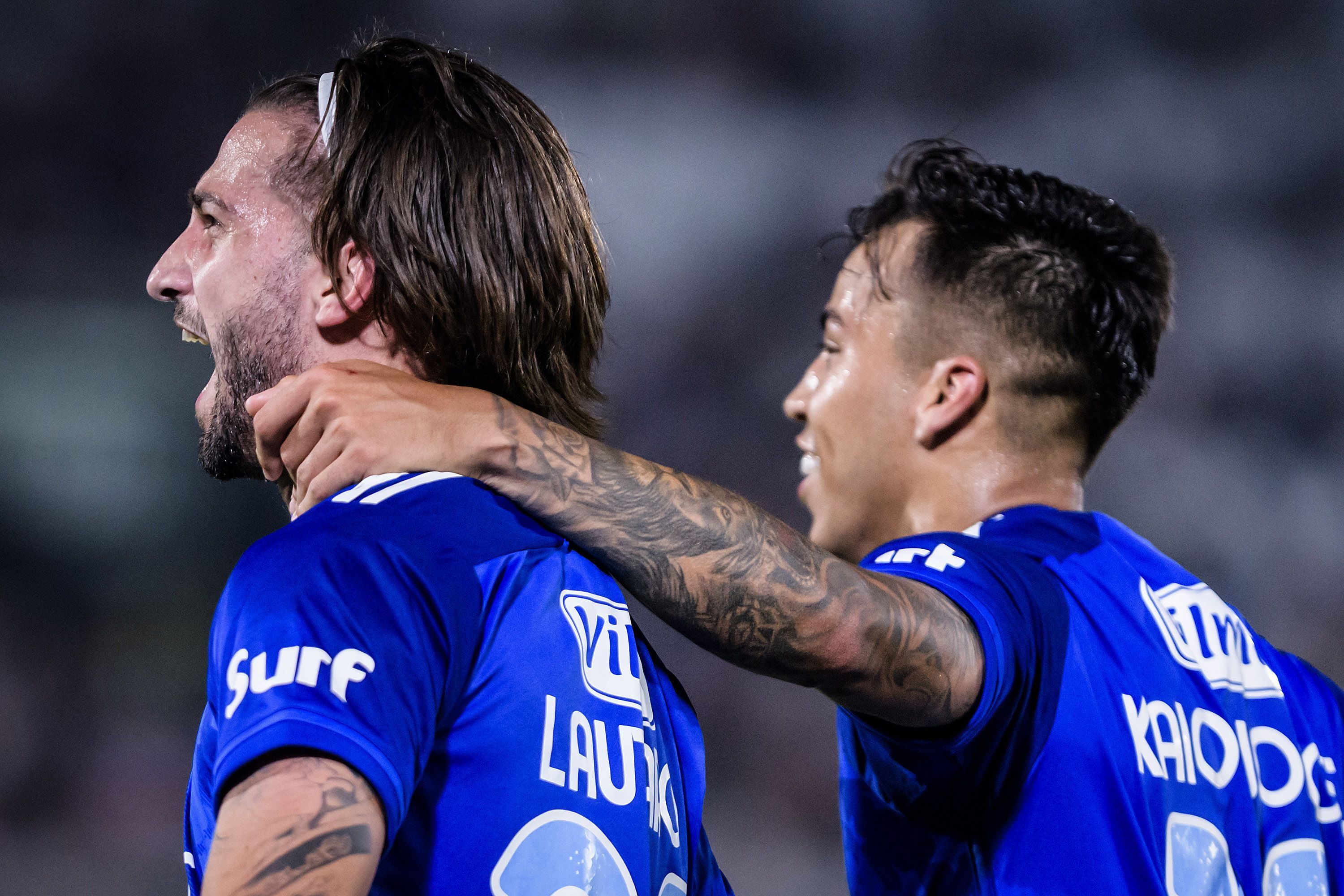 Atacantes do Cruzeiro viajam, mas ficam fora do banco contra o Athletico-PR
