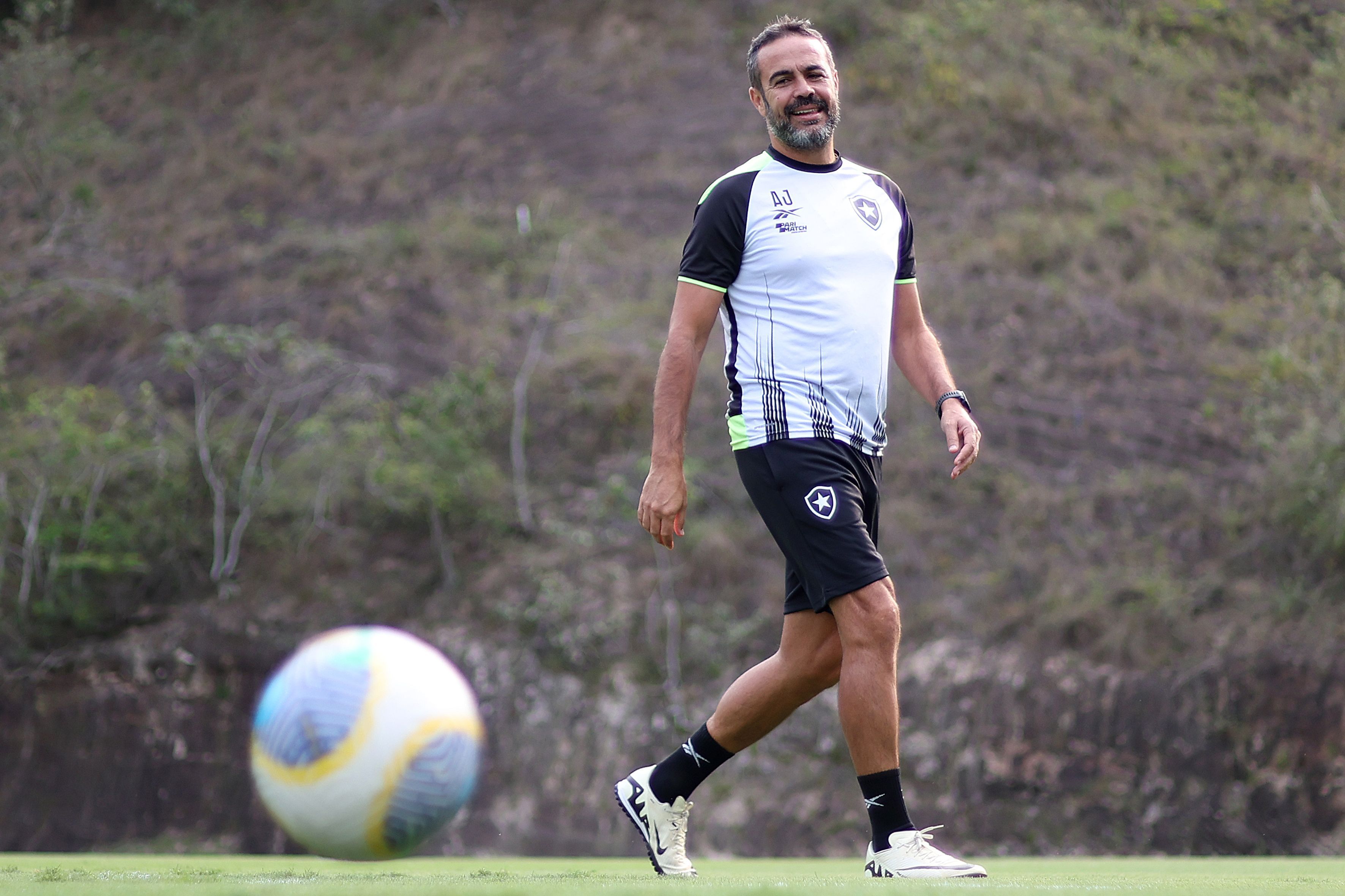 Escalação do Botafogo: Artur Jorge tem retorno de titular para enfrentar o Grêmio