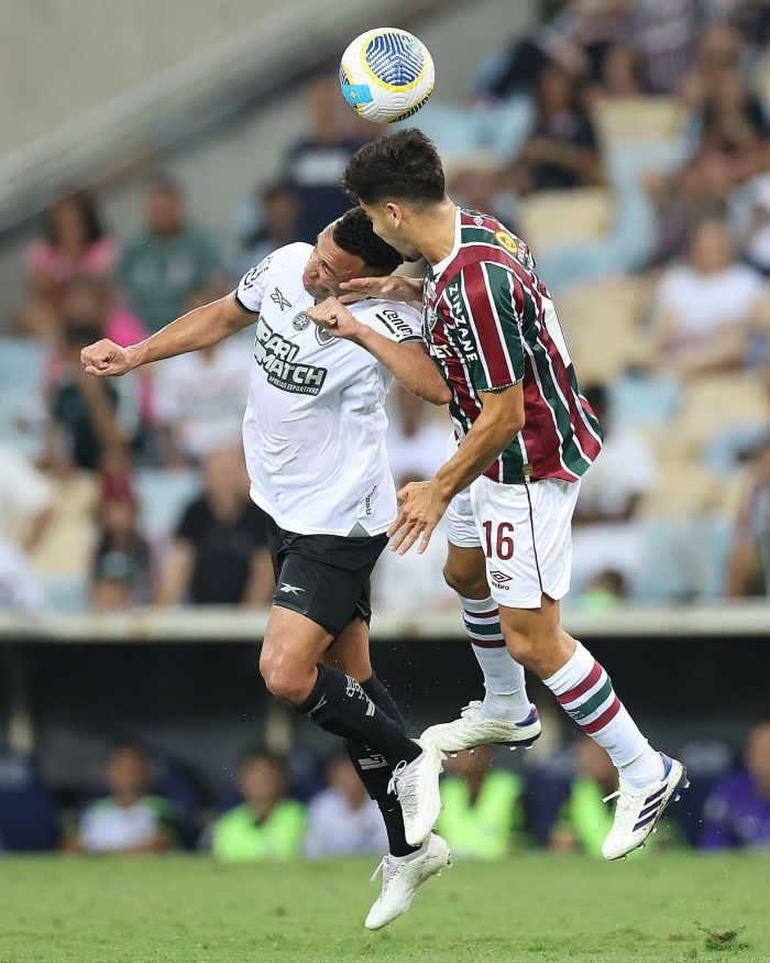 Momento do choque entre Marçal, do Botafogo, e Nonato, do Fluminense