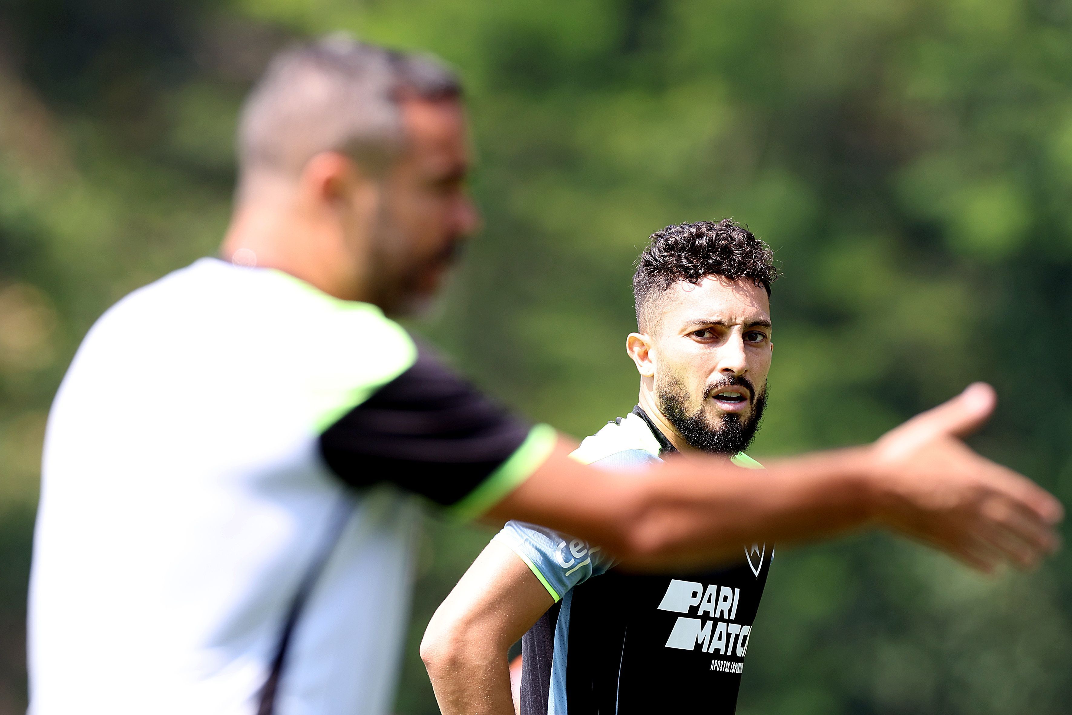 Alex Telles se solidariza com Arana e exalta os convocados do Botafogo