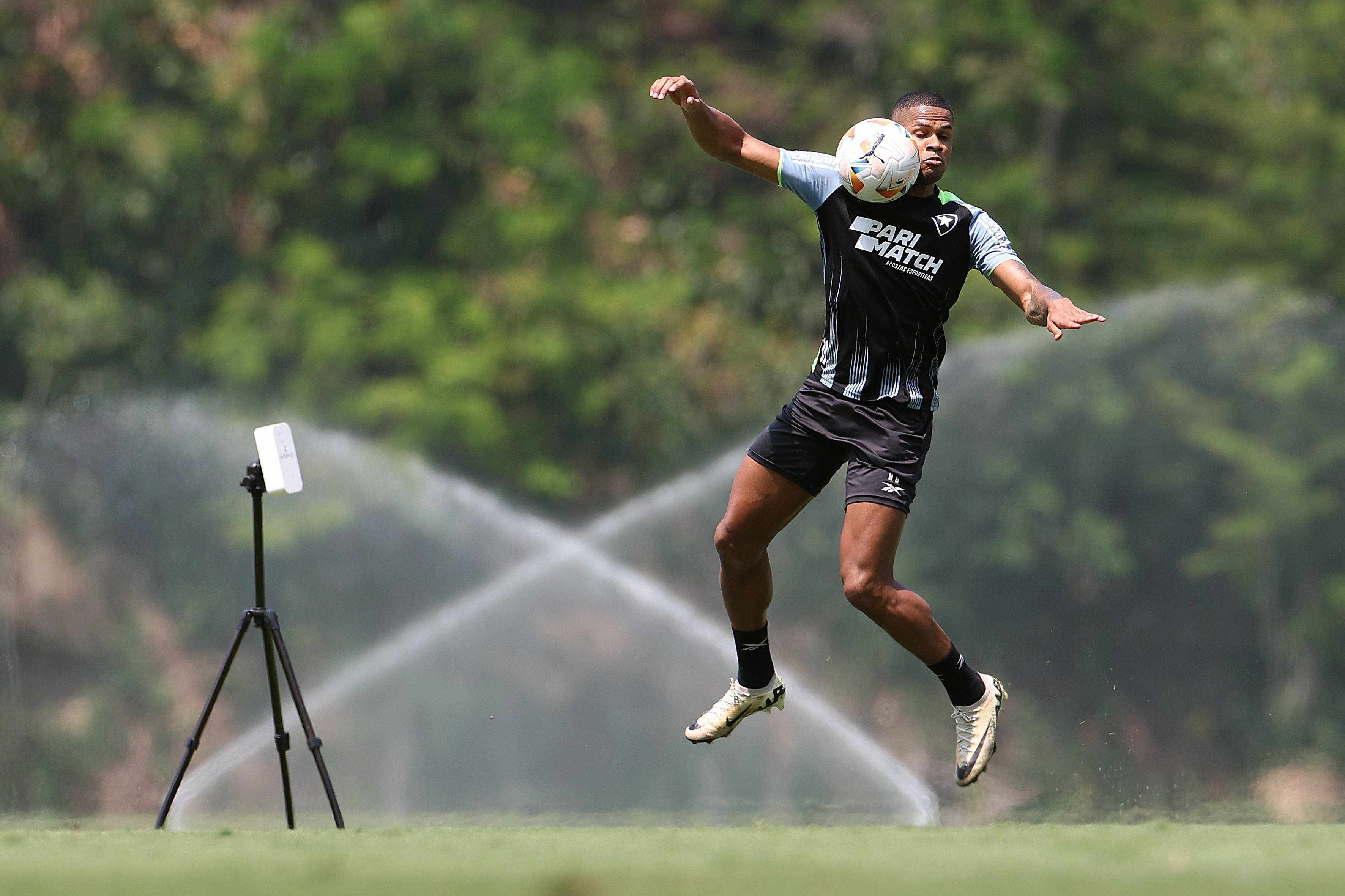 Júnior Santos avança em recuperação e celebra retorno aos treinos do Botafogo
