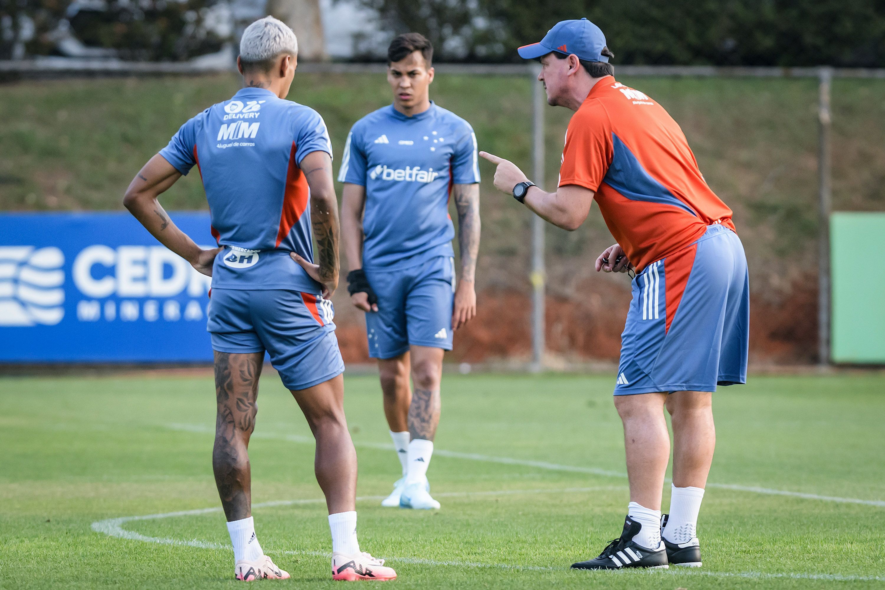 Conversas com reforço e Matheus Pereira: o primeiro treino de Diniz no Cruzeiro