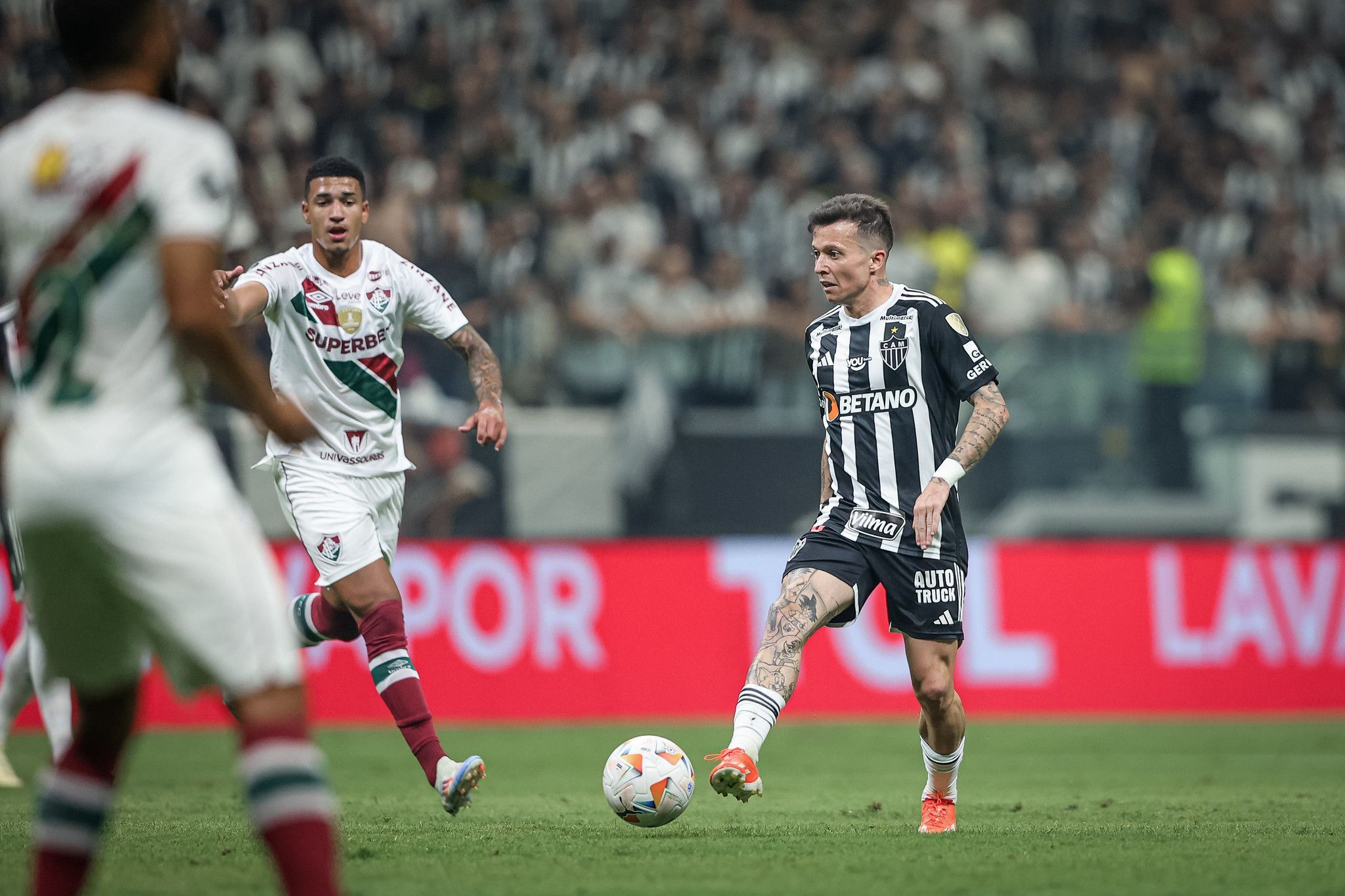 Titular do Atlético se machuca, deixa jogo com Fluminense aos prantos e preocupa