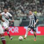 Titular do Atlético se machuca, deixa jogo com Fluminense aos prantos e preocupa