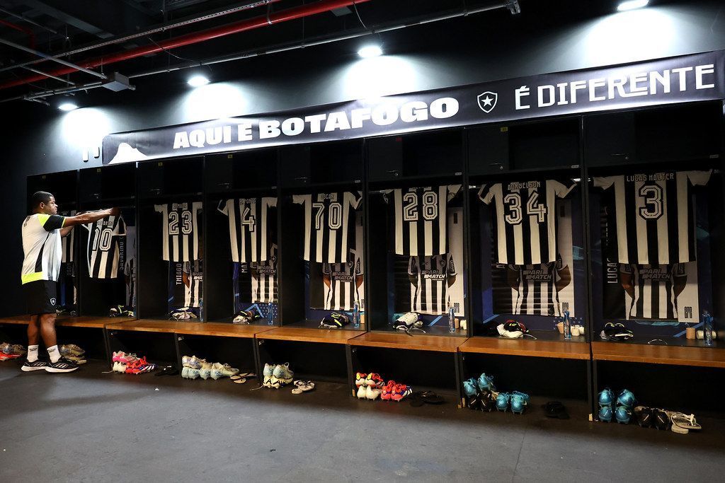 Escalação do Botafogo: com mudanças, Arthur Jorge define time para enfrentar o Grêmio