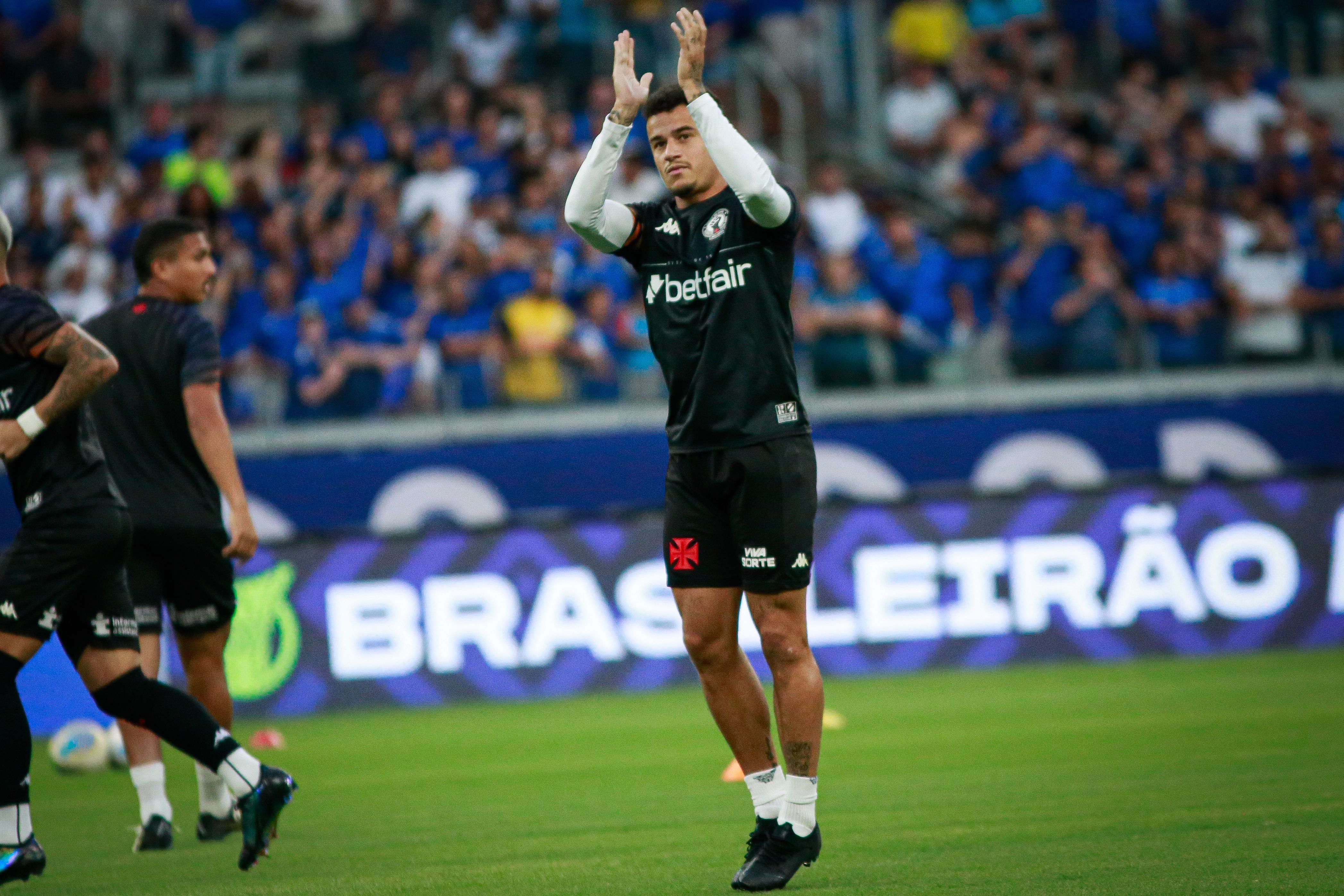 Coutinho ou Payet? Paiva abre o jogo sobre disputa na equipe titular do Vasco