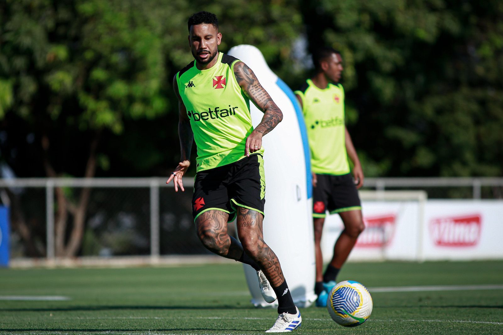 Volante do Vasco volta a jogar depois de oito meses e vira opção para Rafael Paiva