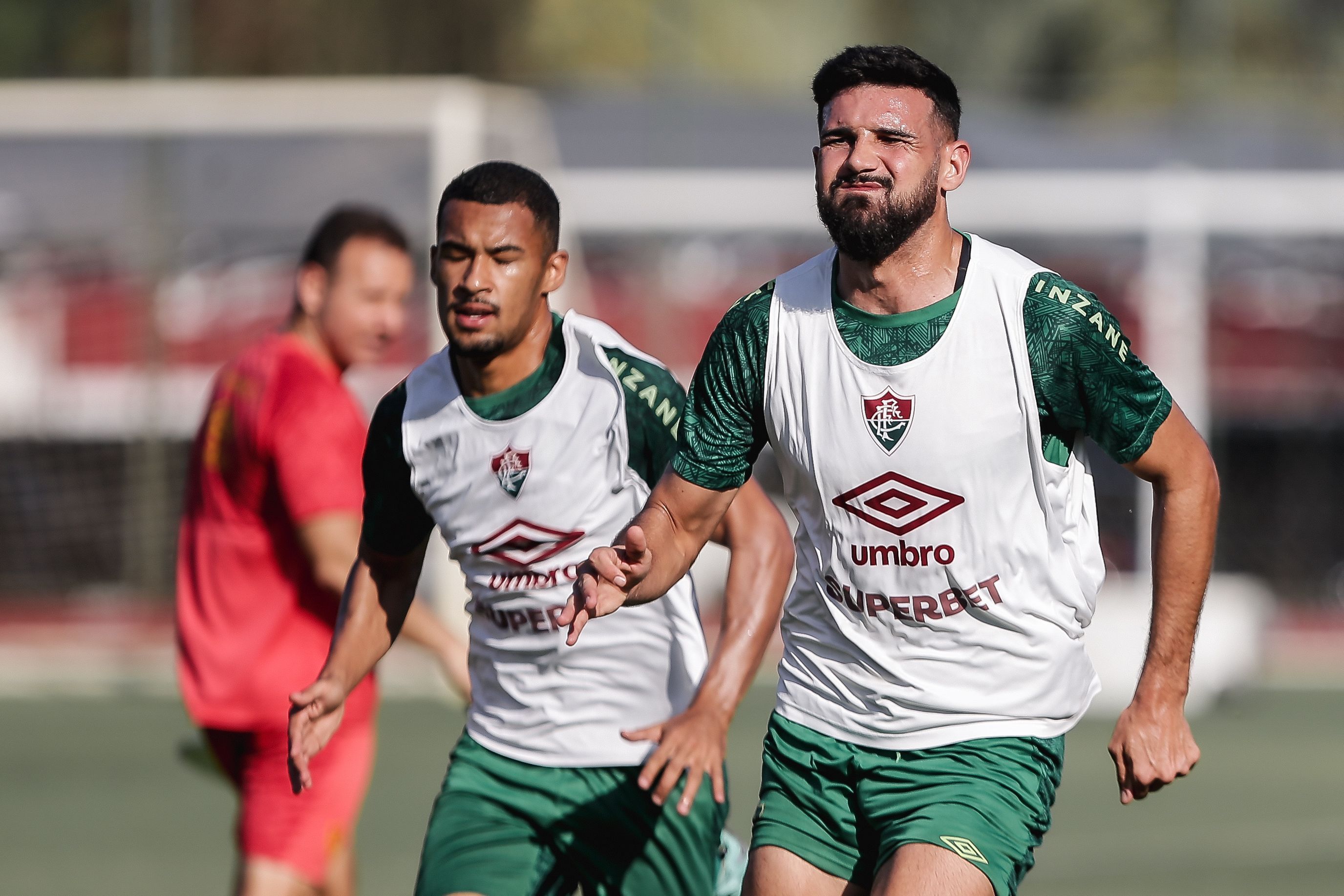 Zagueiro é liberado pelo departamento médico e fica perto do retorno no Fluminense