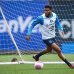 Reinaldo leva cartão amarelo contra o Atlético e desfalca Grêmio no GreNal