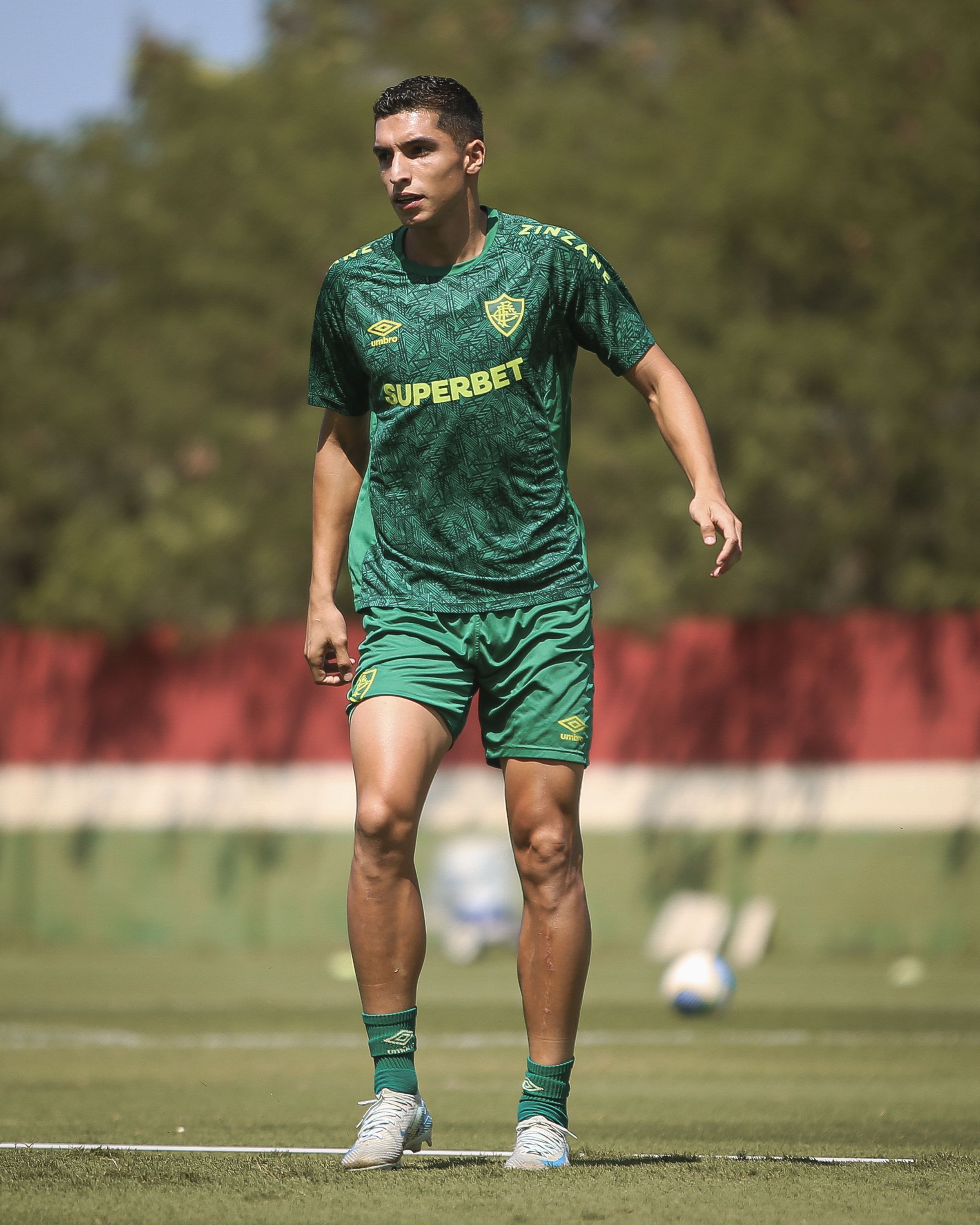 Kevin Serna viaja com elenco e será relacionado no Fluminense contra o Inter