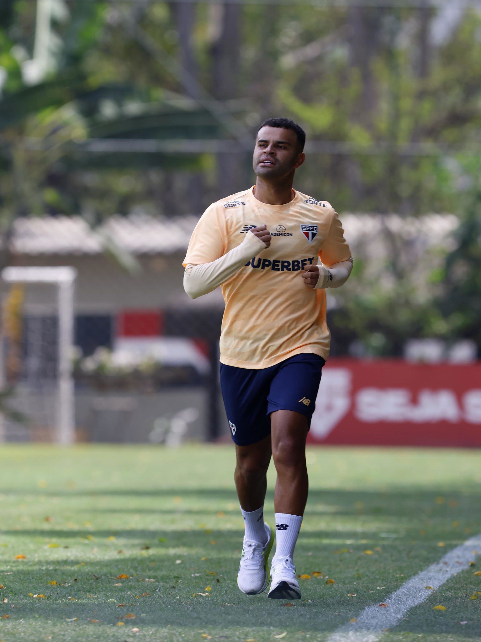São Paulo volta aos treinos, e dupla avança em recuperação
