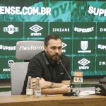 Torcida do Fluminense protesta no CT, e presidente abre o jogo sobre futuro de Mano