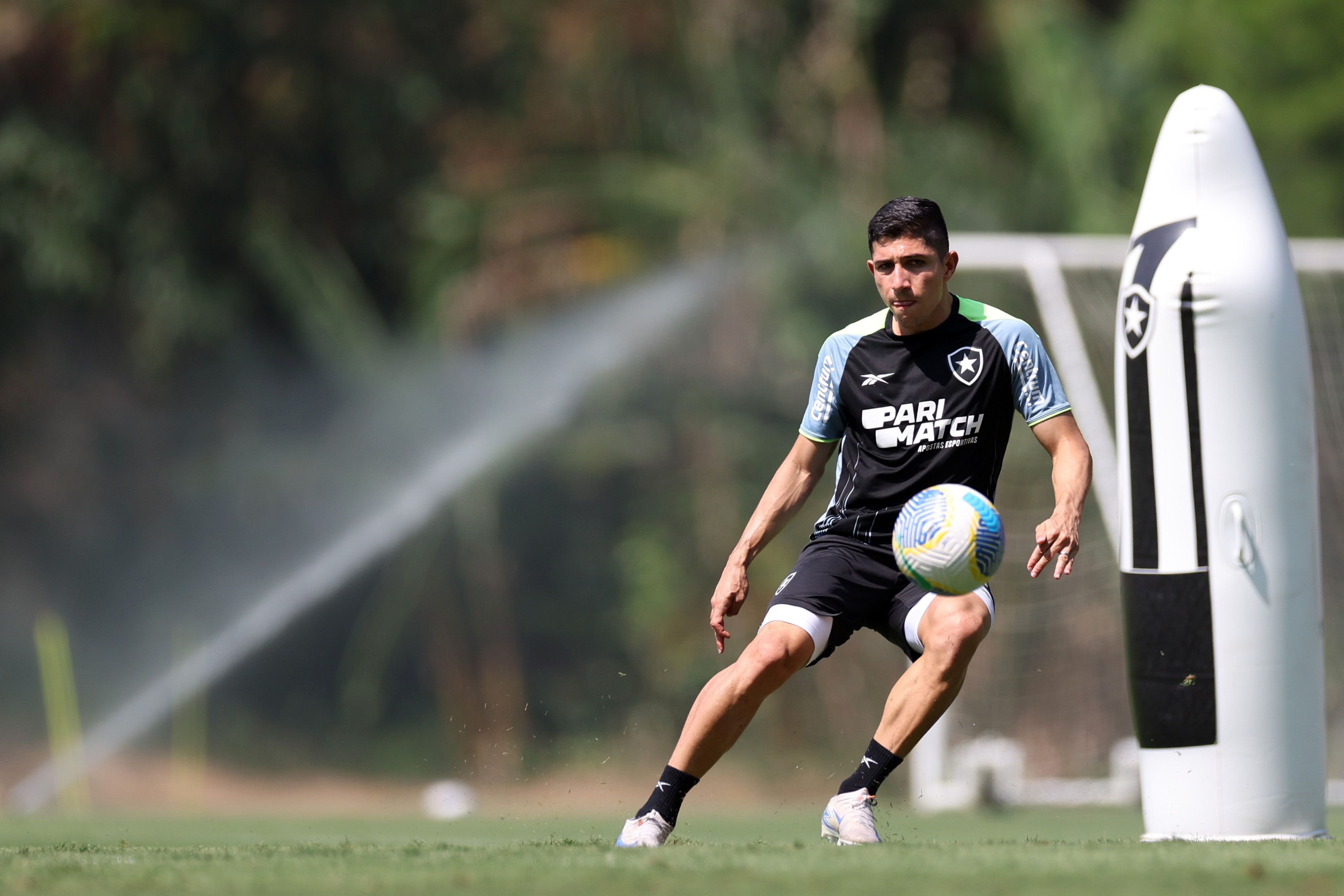 Botafogo desafia escrita como visitante contra o Athletico; compare