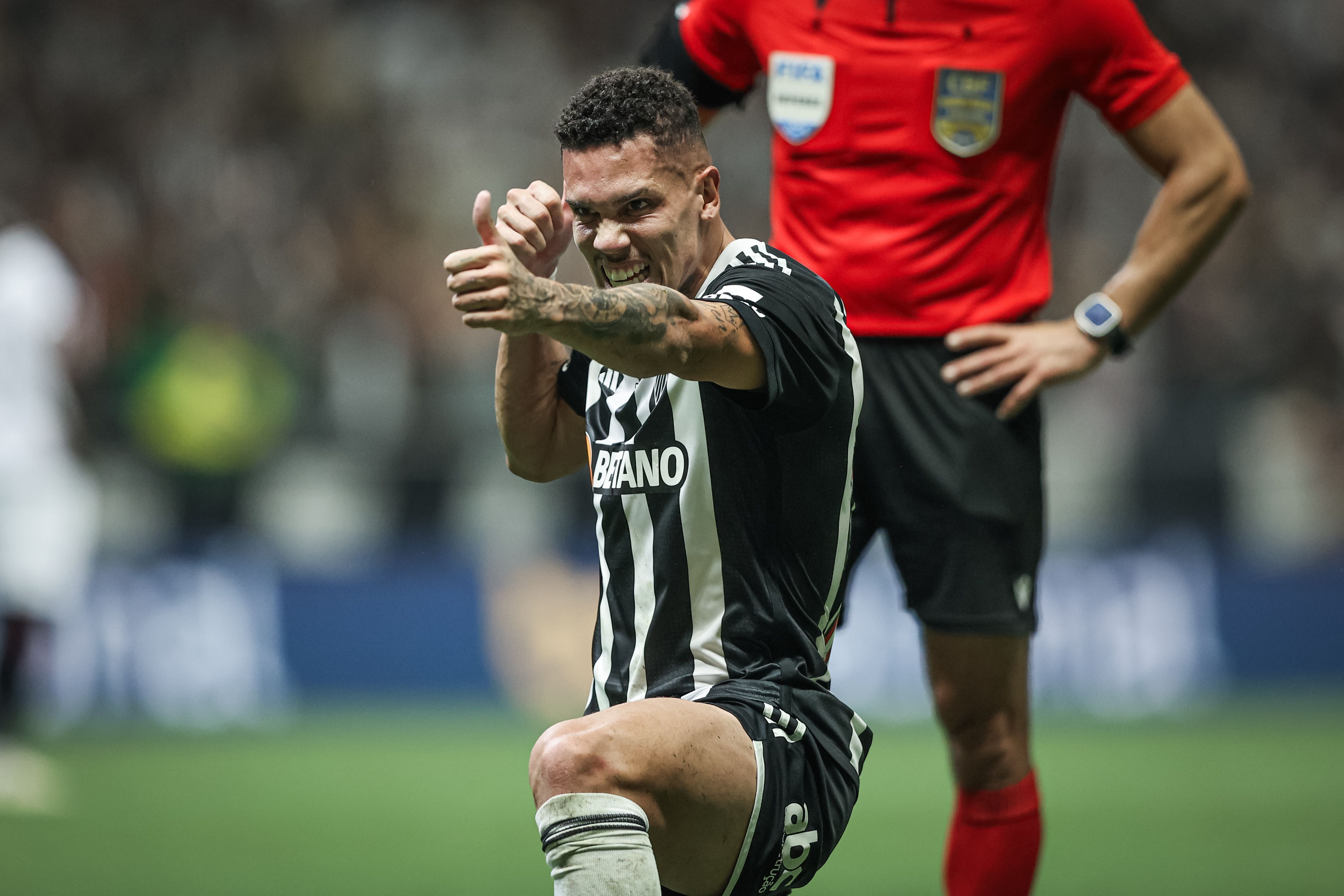Paulinho supera críticas e é decisivo para o Atlético em duelo contra ex-clube
