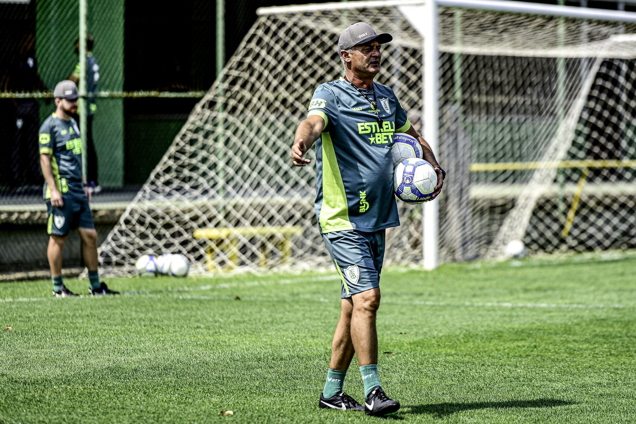 Escalação do América: meia argentino é relacionado e pode ser titular contra o Coritiba